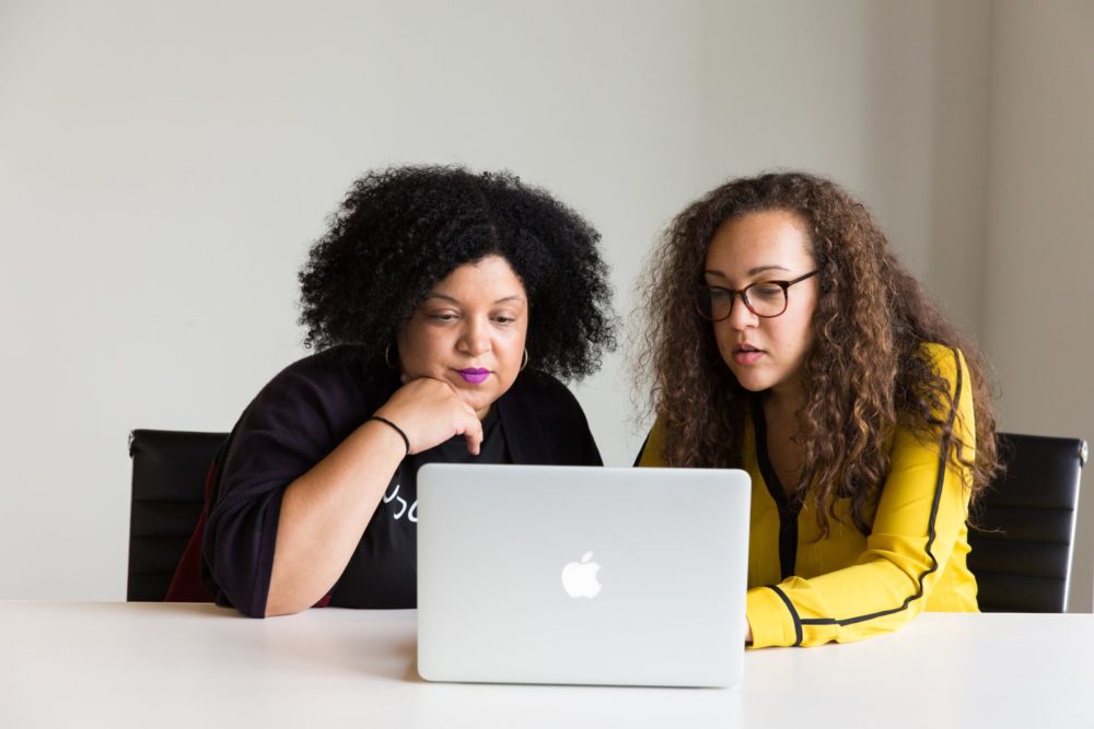 femmes concentrées ordinateur écran