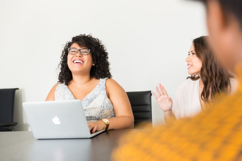 réunion sourire discussion rire femmes