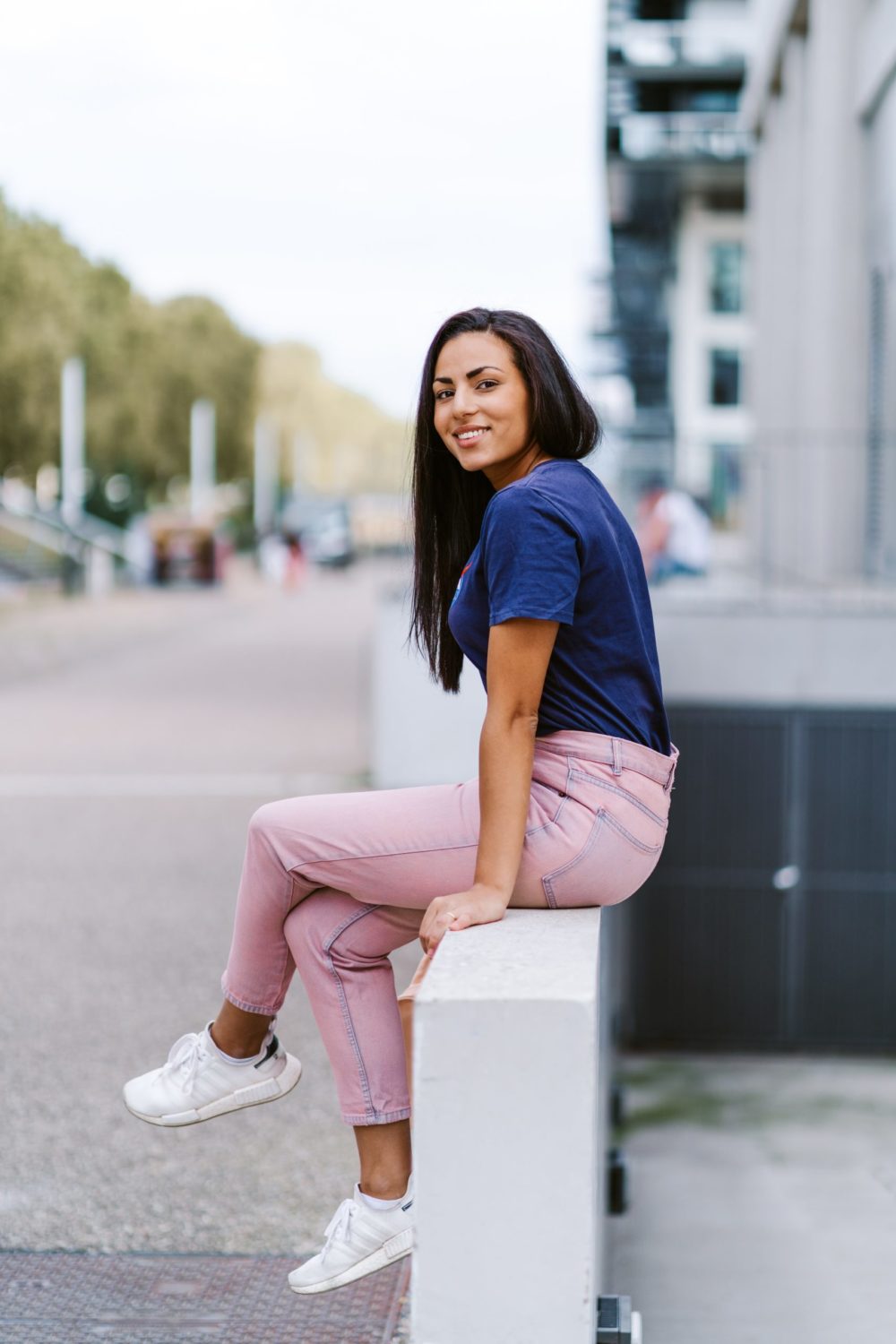 femme dehors rose bleu